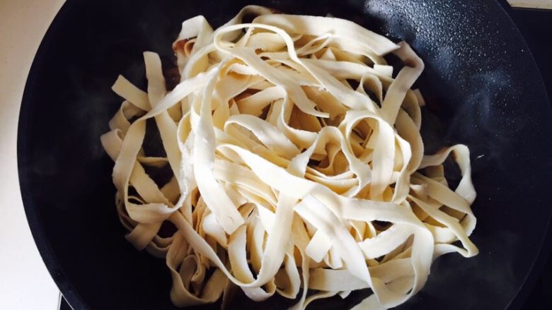 豆角焖面
,锅里汤汁与菜面齐平的时候，将买来的面均匀铺在菜上面，盖盖略闷一会儿
