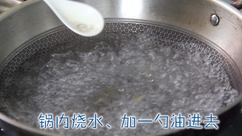 凉拌菠菜花生米,锅中加入水烧开、放少许油、放入菠菜烫至碧绿。捞出放入冷水中过凉。