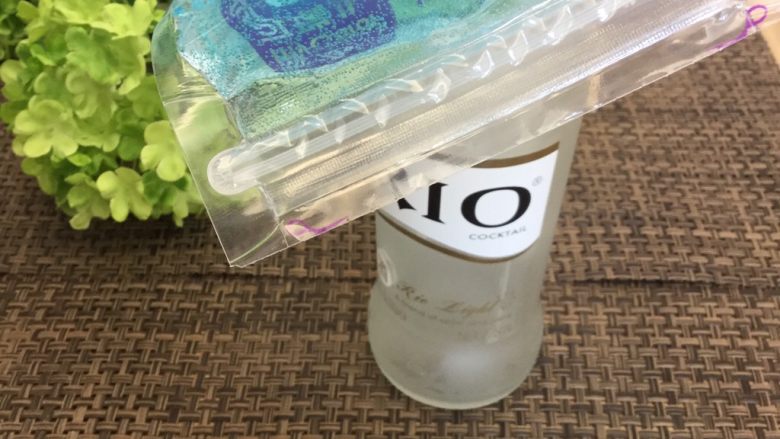 蓝天白云鸡尾酒和漂亮的芒果花,密封好,放冰箱冷冻8小时以上