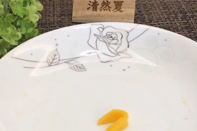 蓝天白云鸡尾酒和漂亮的芒果花,从小片到大片