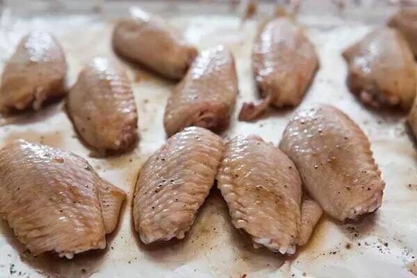 红烧鸡翅,将<a style='color:red;display:inline-block;' href='/shicai/ 96'>鸡翅</a>洗好