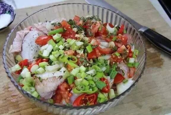 红烧鸡翅,然后将鸡翅放入大碗放入酱油，葱放入冰箱2个小时