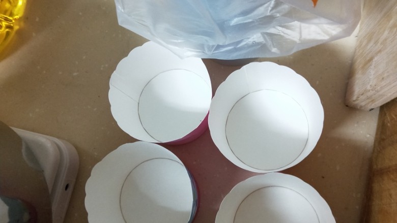 纸杯拔丝蛋糕,准备好所用工具和纸杯,裱花袋装好备用