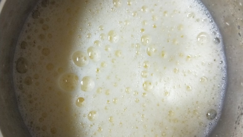 纸杯拔丝蛋糕,全蛋放入打蛋盆中,用电动打蛋器打散