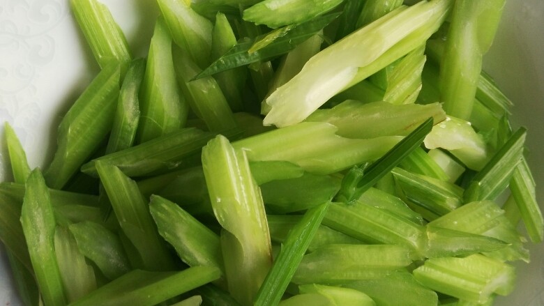 芹菜炒腐竹,芹菜洗净，斜刀切，开水焯30秒，一会还要炒，不宜焯时间过长