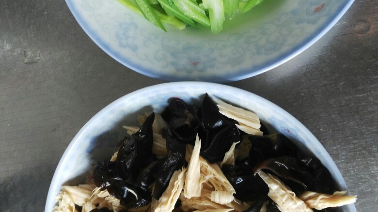 芹菜炒腐竹,腐竹，<a style='color:red;display:inline-block;' href='/shicai/ 233'>木耳</a>泡发，斜刀切