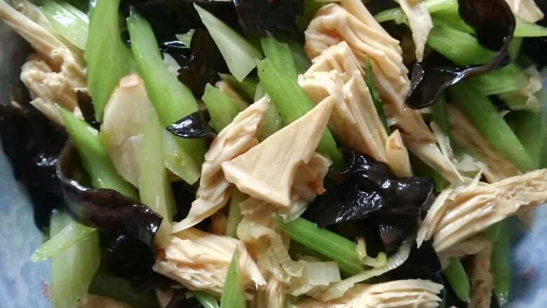 芹菜炒腐竹,把芹菜，腐竹，木耳倒入锅里翻炒，倒少许耗油，盐翻炒，最后关火，撒少许鸡精，<a style='color:red;display:inline-block;' href='/shicai/ 847'>香油</a>拌匀，出锅！