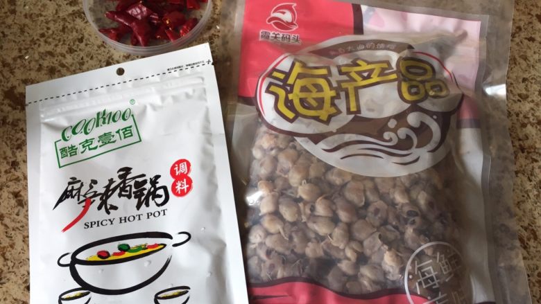 辣炒墨鱼嘴(麻辣香锅版),准备好各种食材;