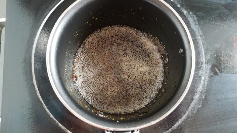 蜂蜜红茶费南雪(改良版),发酵黄油煮到茶色关火,用凉水进行降温