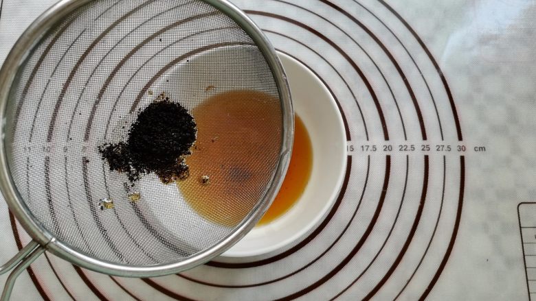 蜂蜜红茶费南雪(改良版),发酵黄油过滤出干净的黄油