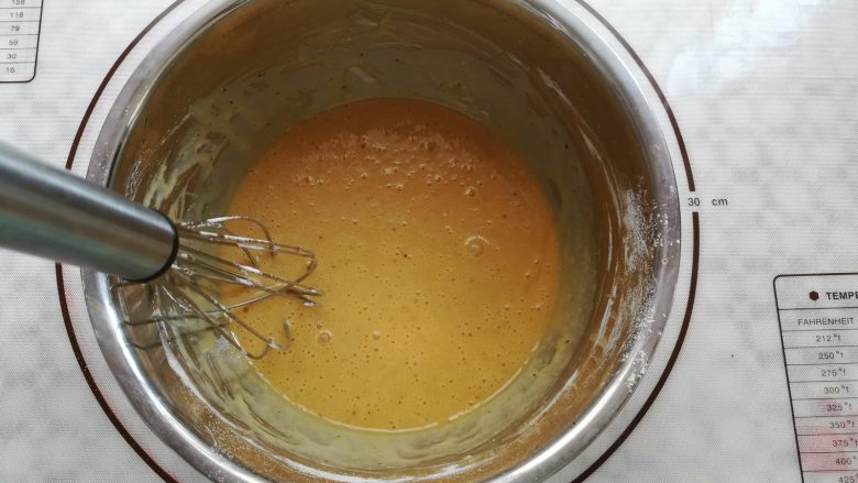 蜂蜜红茶费南雪(改良版),用手持打蛋器垂直于盆底沿着盆边缘顺时针搅拌面粉到顺滑状态