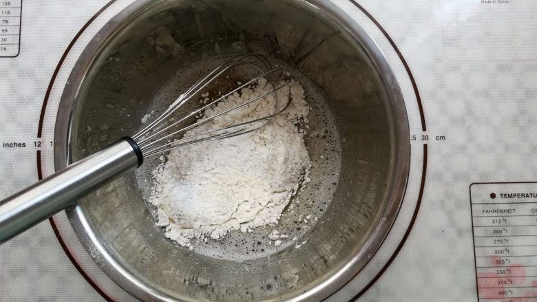 蜂蜜红茶费南雪(改良版),蛋白液里加入过筛好的粉