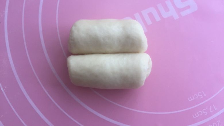 奶油面包卷,从两端往中间分别卷起。(注意两边的卷卷要差不多哦。