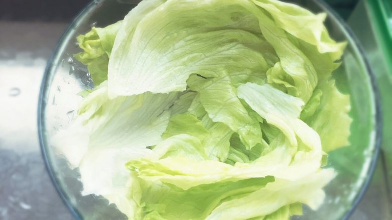 水煮肉片,将<a style='color:red;display:inline-block;' href='/shicai/ 121'>生菜</a>洗净,铺好。