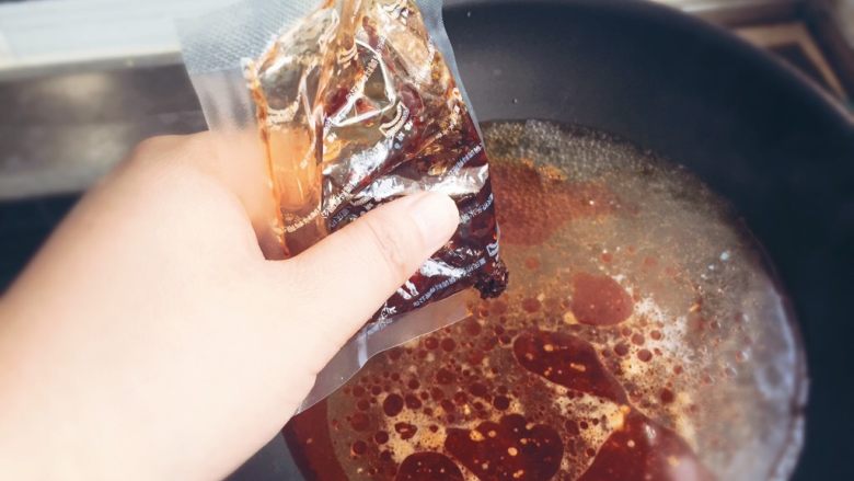 水煮肉片,将料包,放入锅中。