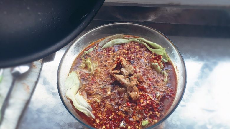 水煮肉片,倒入油,将辣椒面热浇一下。