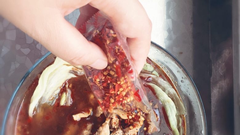 水煮肉片,将辣椒碎,平铺在碗里。