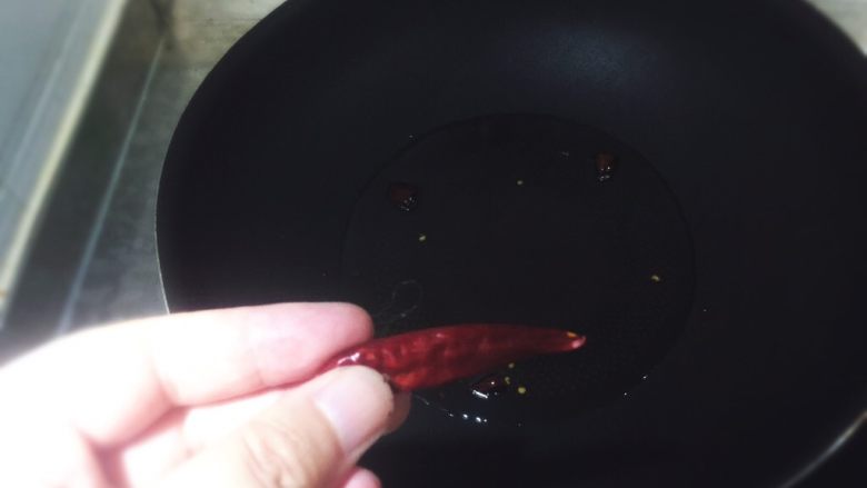 超鲜麻辣酱,将辣椒用剪子,剪成段。