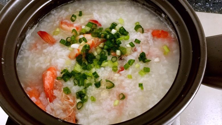 砂锅粥—鲜虾粥,放入葱末(喜欢香菜的也可以放一些香菜)。