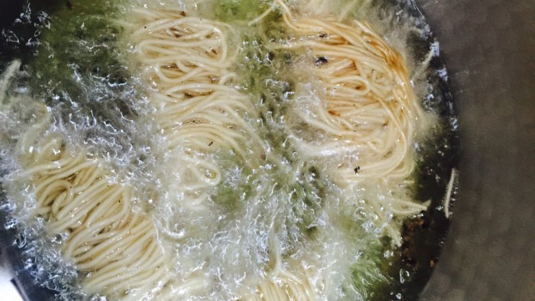 油炸面条
,用筷子卷起来三四卷放入平锅里炸至金黄。翻面同样的方法
