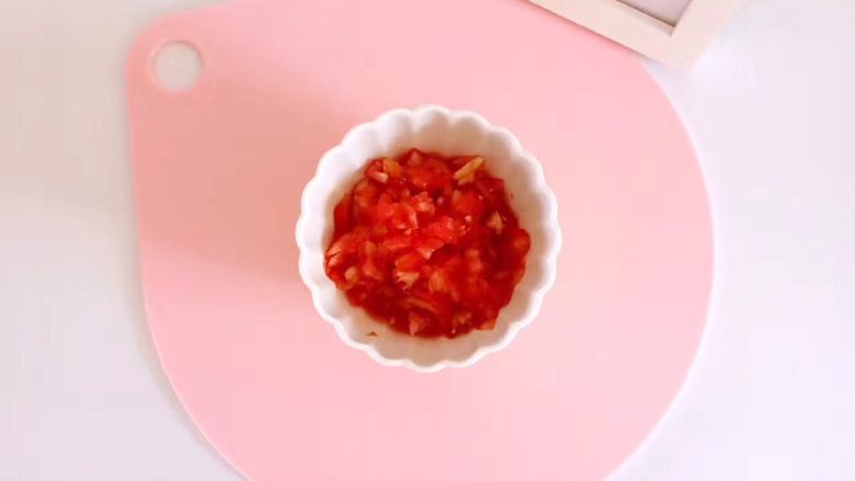 番茄奶酪米饼,<a style='color:red;display:inline-block;' href='/shicai/ 59'>番茄</a>顶部划十字,开水浸泡10分钟,去皮切小块