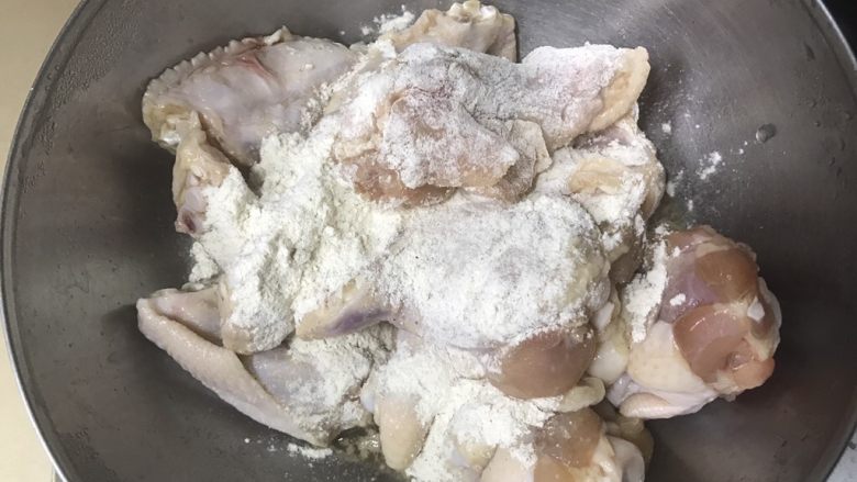 在家也能做的香烤鸡翅,拿夹子夹取鸡翅,粘好香酥鸡翅料,两面沾匀。