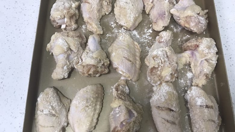 在家也能做的香烤鸡翅,放入烤盘中,烤箱预热5分钟,200度上下火。