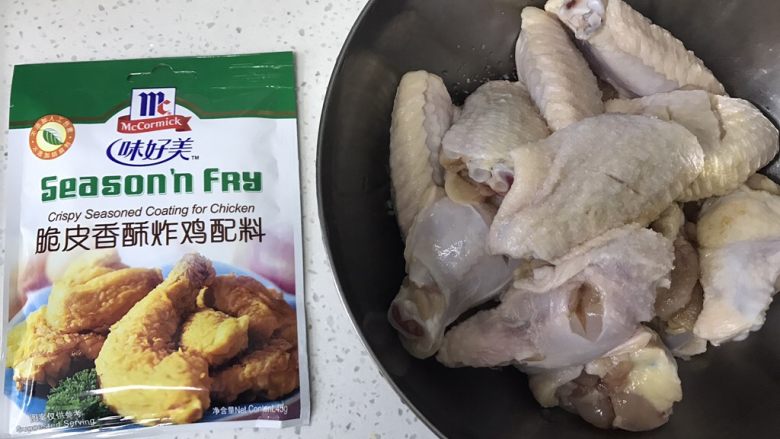 在家也能做的香烤鸡翅,取腌料一包,倒入盘子中。