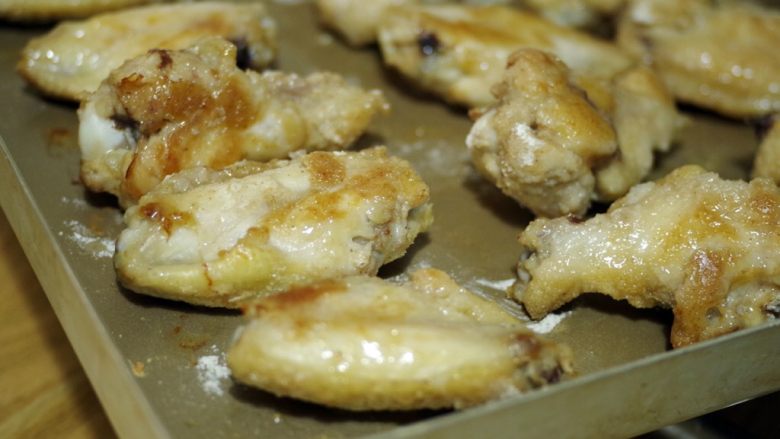 在家也能做的香烤鸡翅,如果想吃厚一点的皮,可以用蛋液裹一下鸡翅,用麦片和香脆料混合在一起,粘在鸡翅表面,再烤,味道会非常好。