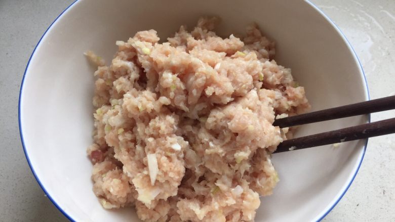 肉丸黄瓜汤,开启绞肉机打成肉糜,大概15秒左右。