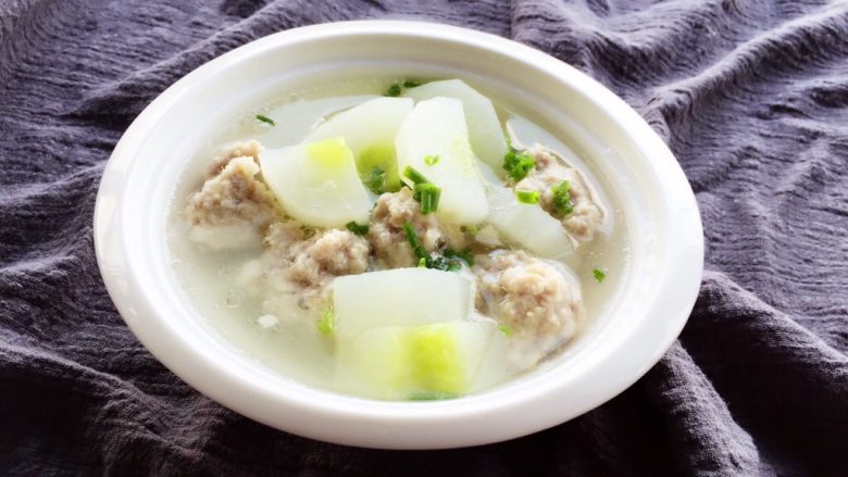 肉丸黄瓜汤,加入少量盐,撒上葱花就可以吃了。