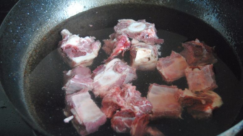 莲子炖牛排,冷水下锅,起火