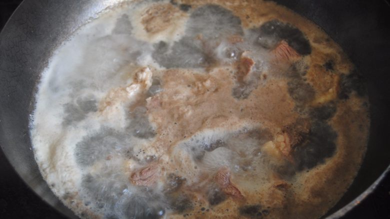 莲子炖牛排,煮沸后再煮3分钟,过程不断翻滚