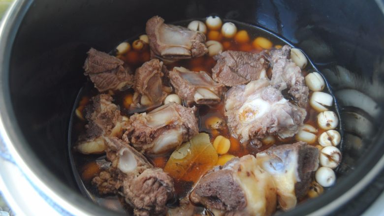 莲子炖牛排,放入没过食材2/3满的清水,盖上盖子高压20分钟