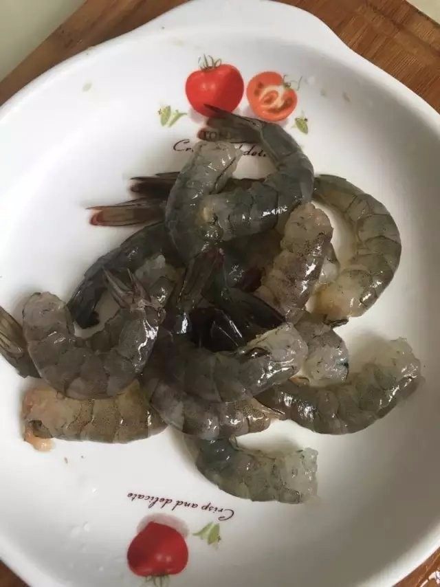 双蔬虾仁【饮食男女的色香味】,虾洗净去皮