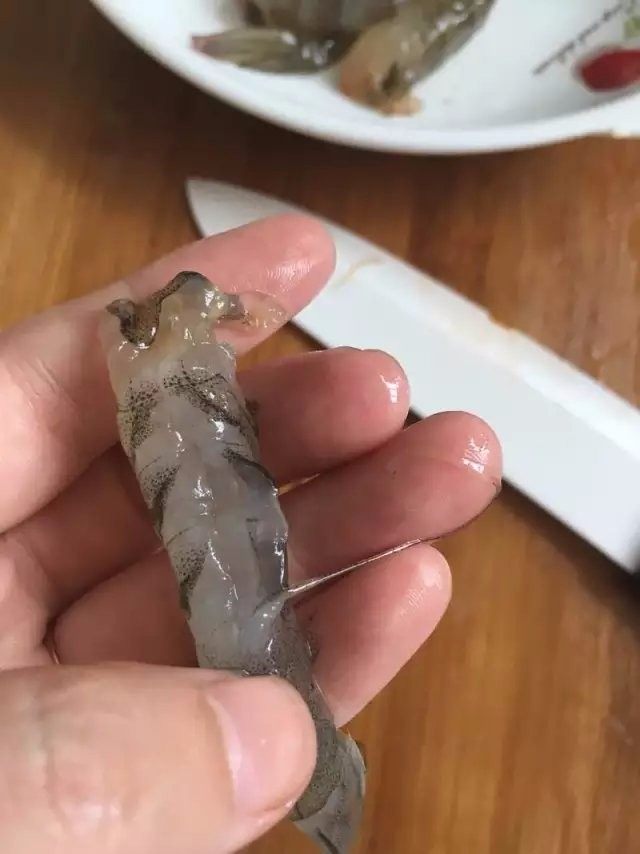 双蔬虾仁【饮食男女的色香味】,剖开,去虾线