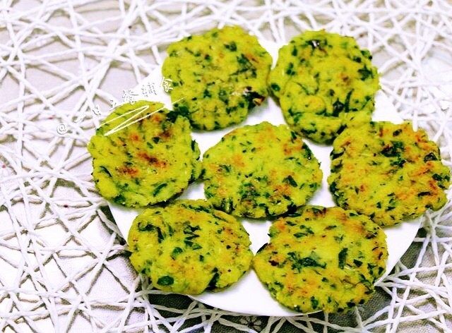 菠菜豆渣饼,一面煎到饼可以轻松夹起,翻面转小火继续煎。