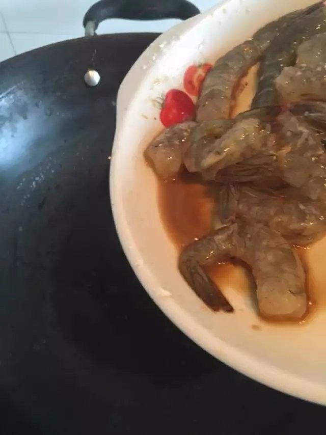 双蔬虾仁【饮食男女的色香味】,倒入虾仁迅速滑炒