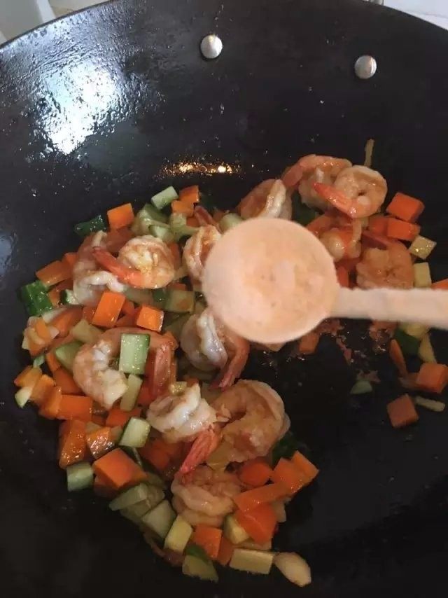 双蔬虾仁【饮食男女的色香味】,加盐调味