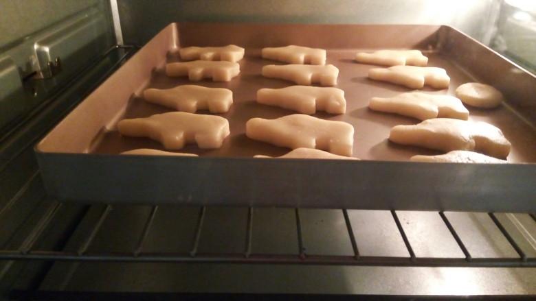 手工diy饼干,烤箱180°预热十分钟,放中层烤网上,180°烤20分钟,根据自己家的烤箱来调节温度。