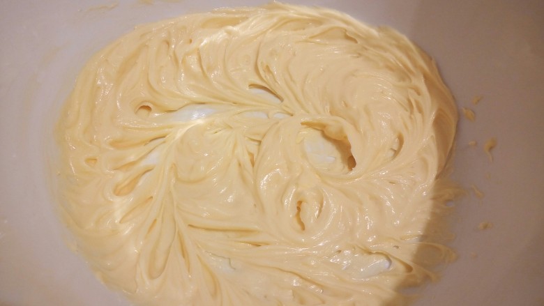 手工diy饼干,继续用打蛋器搅拌到蛋黄和黄油混合,