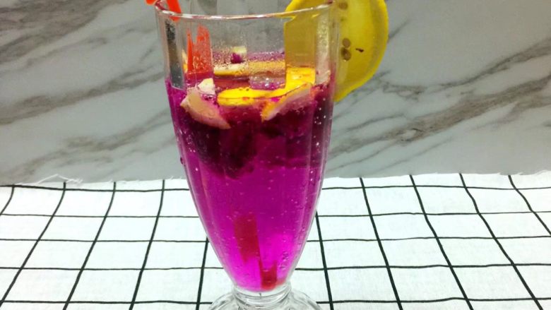 #清凉一夏#DIY 红心火龙果柠檬果泡水