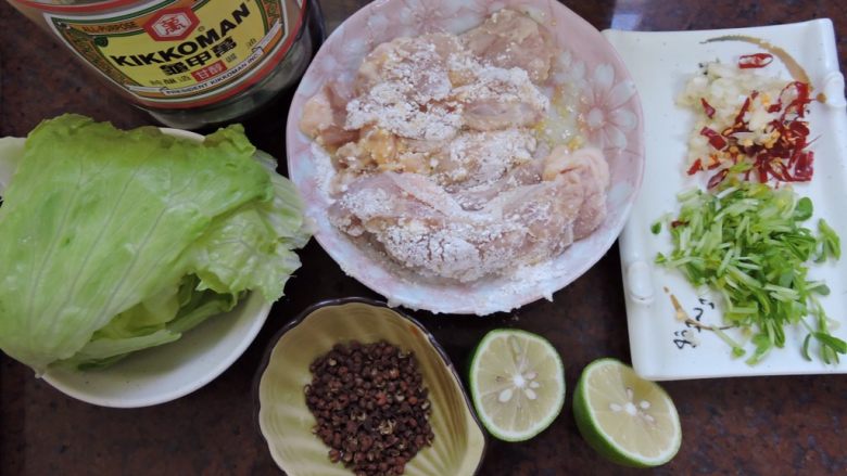 泰式椒麻雞,鸡腿肉面稍微切几条线
破坏纤维后,抹些盐巴,
双面沾满太白粉后,再放
约10~15分。