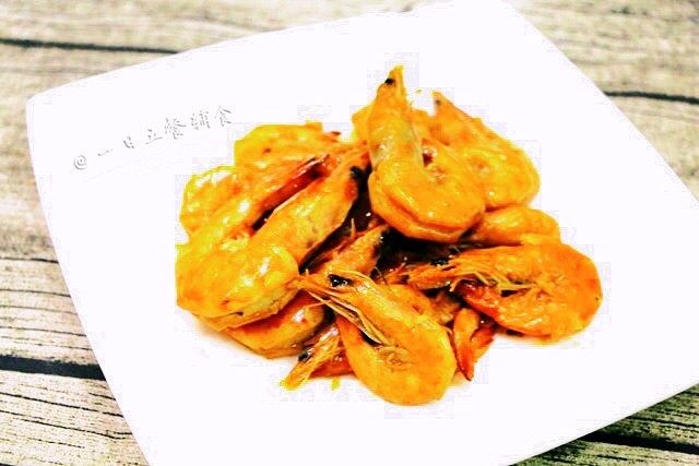 红烧大虾,经常做,尤其有小盆友来家里吃饭尤其喜欢做,想掳获小盆友的心,这道菜很保守,我屡试不爽。