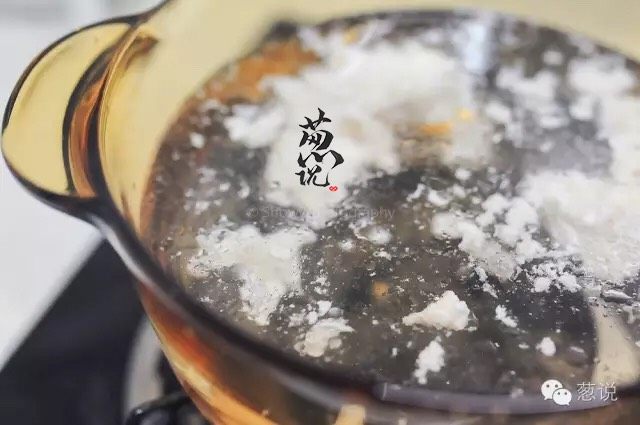 葱说 | 雪花鸡淖,加热一锅清水，到40℃左右，关火。将鸡茸沥干油份，放在温水中推一下，去除油份。