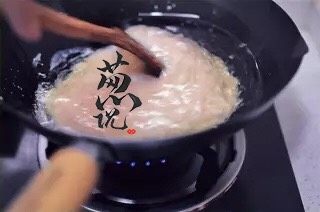 葱说 | 雪花鸡淖,烧热到180 ℃，将鸡糊糊倒入，调小火，用锅铲顺一个方向，不停搅拌。