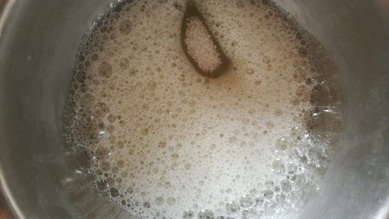 木瓜馅蛋糕卷,3、 再来处理蛋清盆,先加入10克白糖,打至鱼眼泡,再加入10克白糖,继续打发