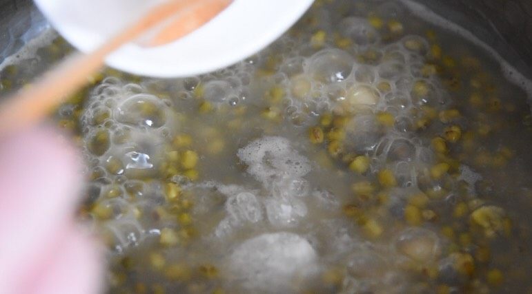 做绿豆汤也有小诀窍,加它立马变香糯!,煨至绿豆开花,莲心变糯,倒入25g冰糖