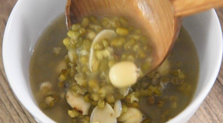 做绿豆汤也有小诀窍,加它立马变香糯!,煮好的绿豆汤可以放入冰箱冰镇下,口感会更好!