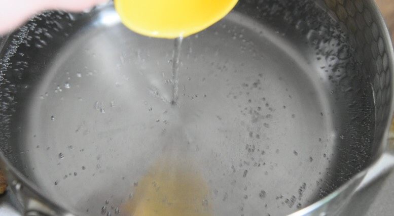 做绿豆汤也有小诀窍,加它立马变香糯!,锅中倒入适量清水,倒入2g白醋,能使绿豆加速变软
